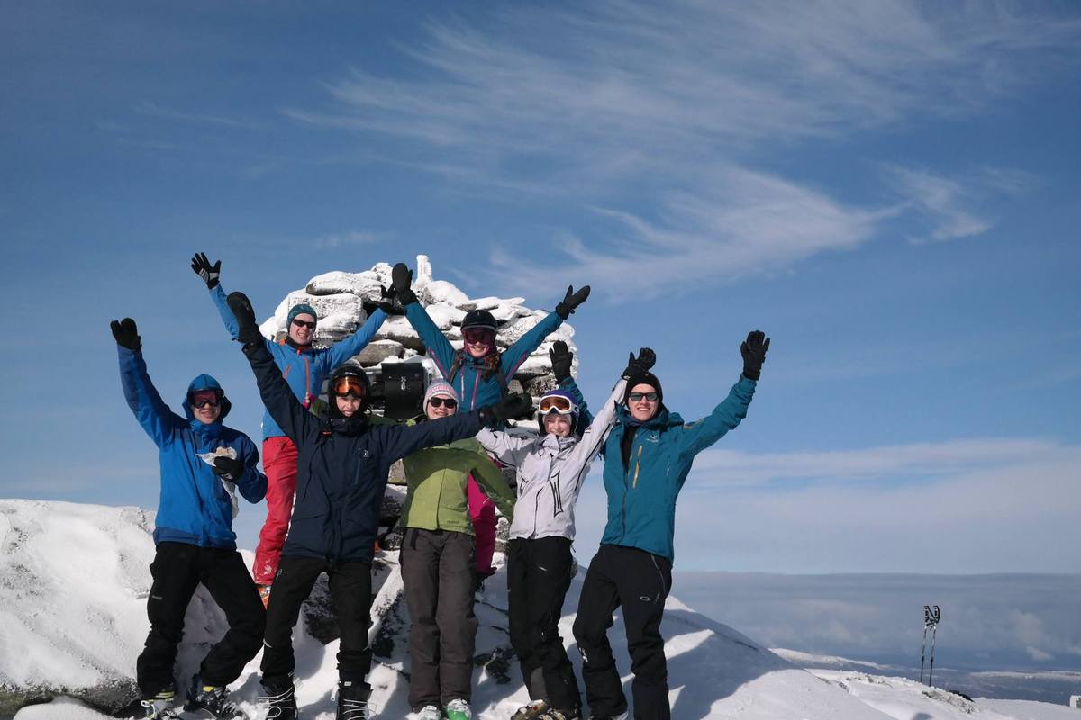 Timini Idrett arrangerte topptur i forbindelse med solformørkelsen 20. mars 2015. Her på toppen!

Foto: Markus Nodeland